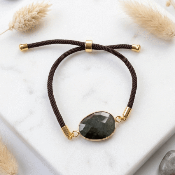 Énergie Nomade : Le Bracelet Cordon Ajustable aux Pierres Facettées