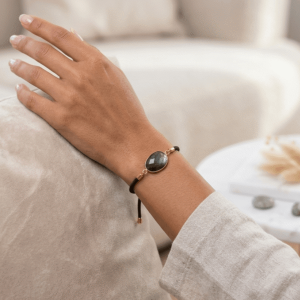 Énergie Nomade : Le Bracelet Cordon Ajustable aux Pierres Facettées
