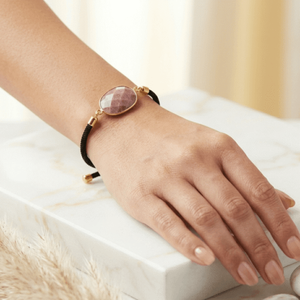 Énergie Nomade : Le Bracelet Cordon Ajustable aux Pierres Facettées