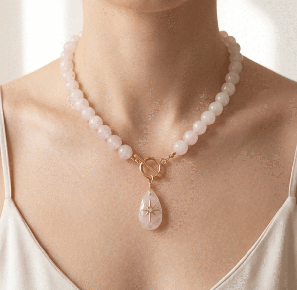 quartz rose Collier Secret d’Aurore – Goutte de Quartz & Éclat Polaire