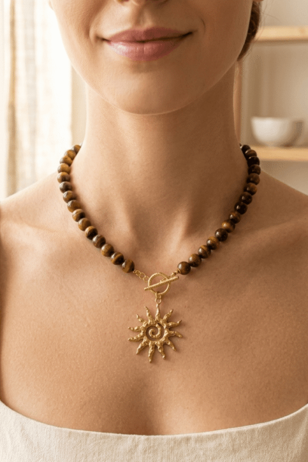 Oeil de Tigre Collier Solaire Oeil de Tigre – Force, Protection & Éclat Doré